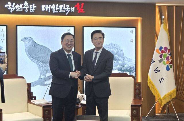 이장우(왼쪽) 대전시장과 김태흠 충남지사는 24일 충남도청에서 긴급 회동하며 여권의 대전·충남 통합 방식을 견제했다. 연합뉴스