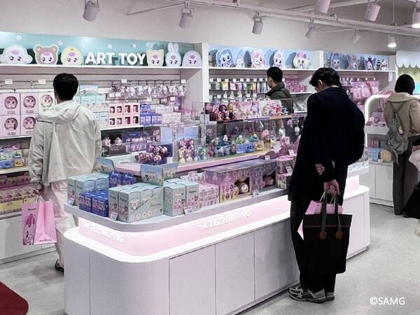 서울 성수동에 자리 잡은 브랜드 스토어 ‘더티니핑’ 내 MD존에서 소비자들이 상품을 구경하고 있다. SAMG엔터 제공