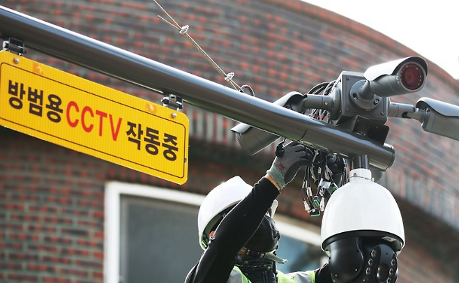 초등학생 납치·성폭행범 조두순 출소를 두 달여 앞둔 13일 경기도 안산시의 한 골목길에서 관계자들이 방범용 CCTV를 설치하고 있다. 2020.10.13 / 사진=연합뉴스