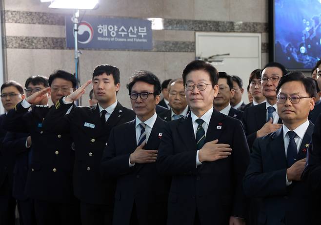 이재명 대통령이 23일 부산 동구 수정동 해양수산부 임시청사에서 열린 개청식에서 국민의례를 하고 있다.  [김호영 기자]