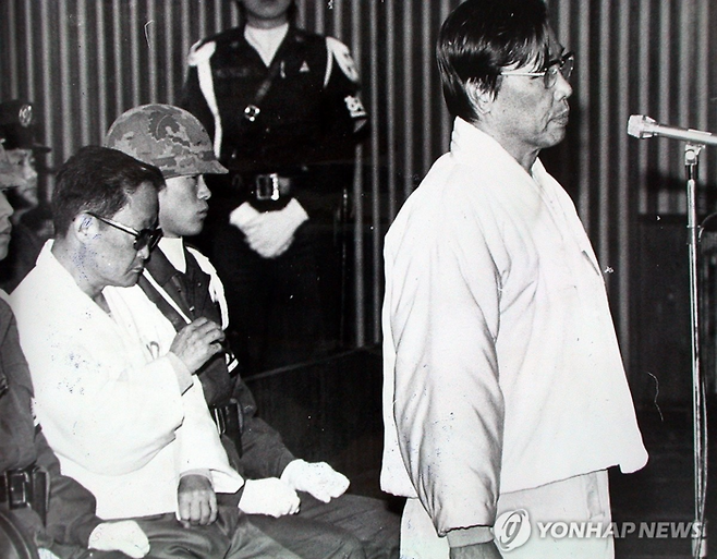 박정희 전 대통령 사망 당시 대통령 비서실장을 지낸 김계원(왼쪽)이 계엄고등군사재판 3차 공판에 참석한 모습. [연합뉴스]