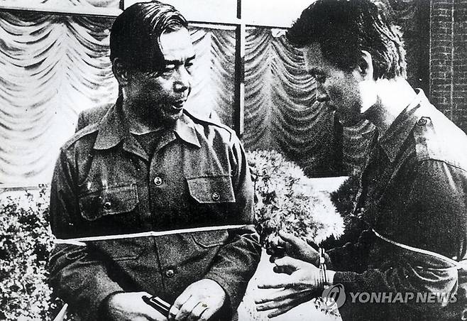 박정희 전 대통령 사망 당시 중앙정보부장을 지낸 김재규가 현장 검증에서 대통령 시해 상황을 재연하는 모습. [연합뉴스]