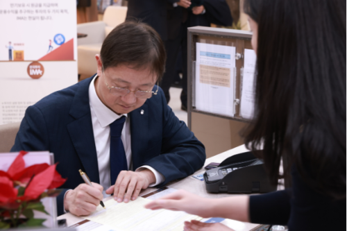 이찬진 금융감독원장이 23일 한국투자증권에서 모험자본 공급 활성화를 위해 도입·출시된 종합투자계좌(IMA)에 직접 가입하고 있다. (사진=금융감독원 제공)