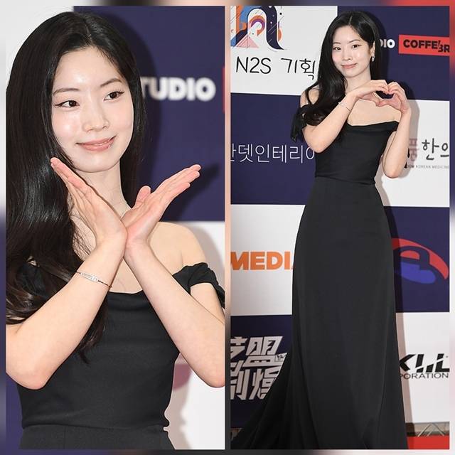 23일 서울 강남구 건설공제조합 CG아트홀에서 열린 제29회 춘사국제영화제 레드카펫 행사에 참석한 다현은 블랙 컬러의 오프숄더 드레스로 포토타임에 나섰다. 사진=천정환 기자