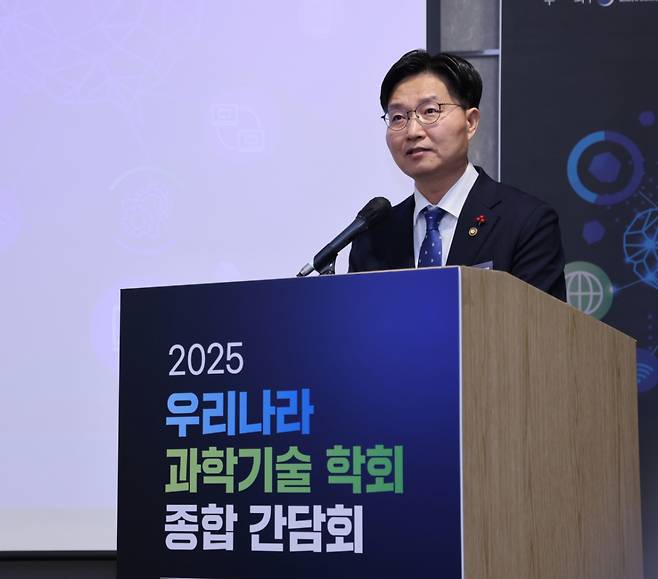 구혁채 과기정통부 제1차관이 24일 강남 역삼동 한국과학기술회관에서 열린 '2025 우리나라 과학기술 학회 종합간담회'에서 발언하고 있다. /사진=과학기술정보통신부