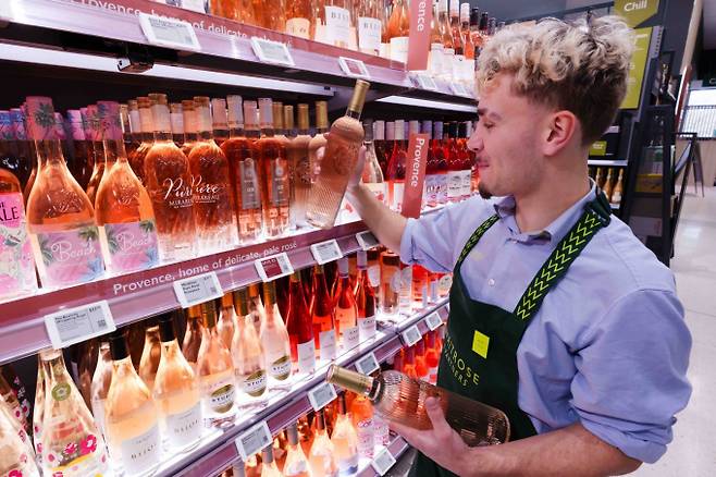 솔루엠이 유통을 넘어 전기차(EV) 충전과 스마트 헬스케어 등 산업 전방위 분야에서 굵직한 신규 파트너십을 잇달아 체결하며 유럽 시장 제패에 나섰다. 사진은 영국 최대 프리미엄 유통 체인, 웨이트로스에 도입된 솔루엠 ESL의 이미지./사진=솔루엠