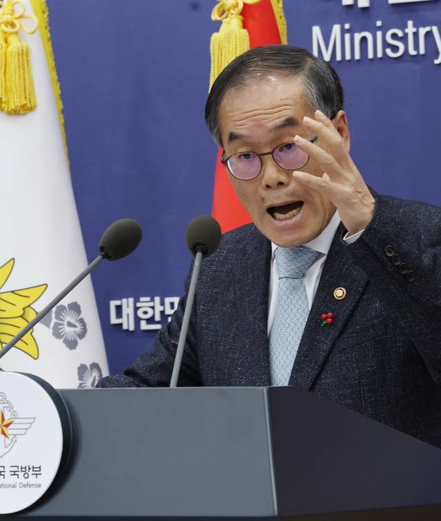 이용철 방위사업청장이 24일 서울 용산구 국방부 브리핑룸에서 한국형 차기 구축함(KDDX) 사업추진방안 결정 내용 설명을 하고 있다.  연합뉴스