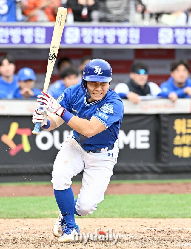 19일 오후 대전광역시 중구 대전한화생명볼파크에서 진행된 '2025 프로야구 KBO리그 포스트시즌' 플레이오프(PO) 2차전 한화이글스와 삼성라이온즈의 경기. 삼성 김지찬이 5회초 2사 1,2루서 자신의 타구에 맞은 뒤 괴로워 하고 있다./마이데일리