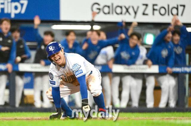 2025년 10월 13일 오후 대구 삼성라이온즈파크에서 열린 '2025 신한 SOL Bank KBO 포스트시즌' SSG 랜더스와 삼성 라이온즈의 준플레이오프 3차전 경기. 삼성 1루 주자 김지찬이 3회말 2사 1.3루서 삼성 김성윤의 내야 안타 때 SSG 2루수 안상현의 1루 송구 실책 때 홈을 밟고 기뻐하고 있다./마이데일리