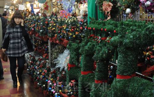 서울 중구 남대문시장의 트리를 판매하는 한 상점에서 크리스마스트리 장신구들이 진열돼 있다. 이상섭 기자.