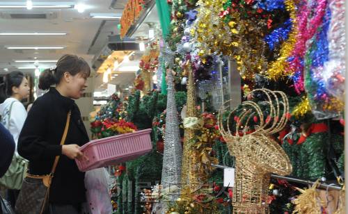 서울 중구 남대문시장의 트리를 판매하는 한 상점에서 크리스마스트리 장신구들이 진열돼 있다. 이상섭 기자.
