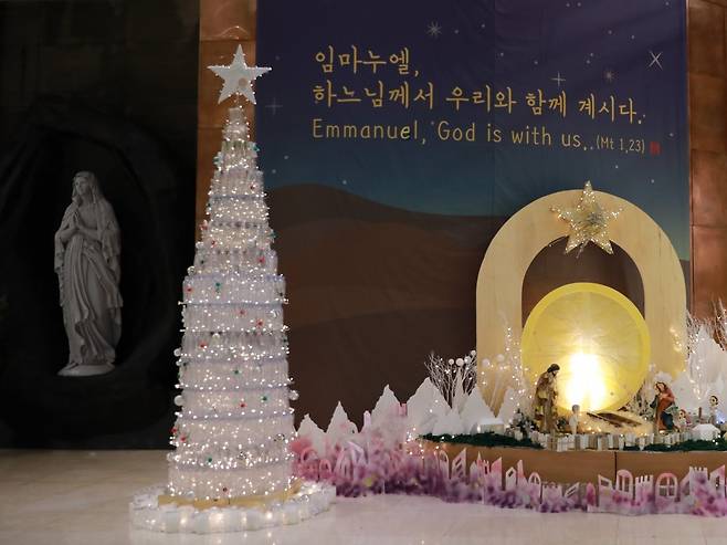 가톨릭대학교 서울성모병원의 친환경 재활용품 크리스마스트리와 구유 장식.[서울성모병원 제공]