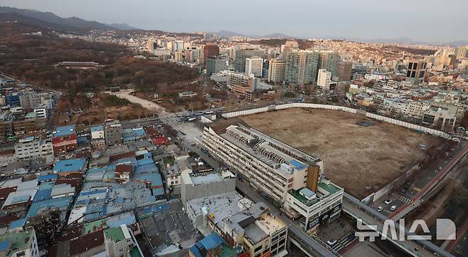 [서울=뉴시스] 김진아 기자 = 사진은 지난 12일 서울 종로구 종묘와 세운4구역의 모습. 2025.12.12. bluesoda@newsis.com