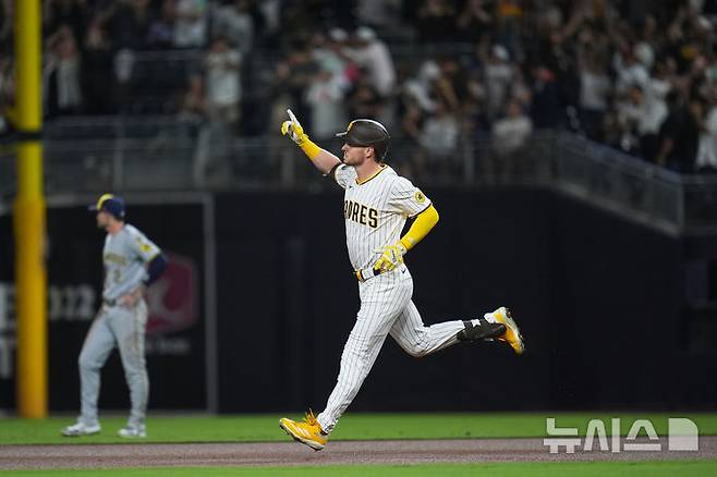 [샌디에이고=AP/뉴시스] 샌디에이고 파드리스의 라이언 오헌이 23일(현지 시간) 미국 캘리포니아주 샌디에이고 펫코 파크에서 열린 밀워키 브루어스와의 2025 MLB 경기에서 1회 만루 홈런을 친 후 베이스를 돌고 있다. 2025.09.24.