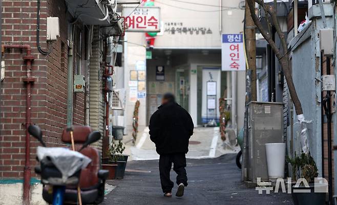 [서울=뉴시스] 김선웅 기자 = 지난 9일 서울의 노년층 1인가구 밀집 지역의 모습. 2025.12.09. mangusta@newsis.com