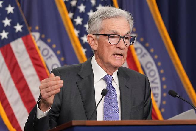 [워싱턴=AP/뉴시스] 제롬 파월 미 연방준비제도(Fed·연준) 의장이 지난 10일(현지 시간) 미국 워싱턴 연방준비제도에서 발언하고 있다. 도널드 트럼프 미 대통령이 지속적으로 비난하는 속에서 미국인들은 13명의 미국 지도자들 가운데 파월을 가장 높이 평가하는 것으로 나타났다. 2025.12.24.