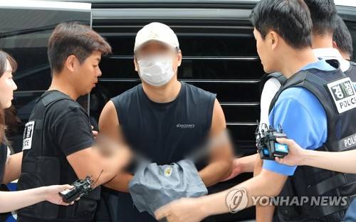 부모·형 살해한 30대 구속심사 출석 [연합뉴스 자료사진]