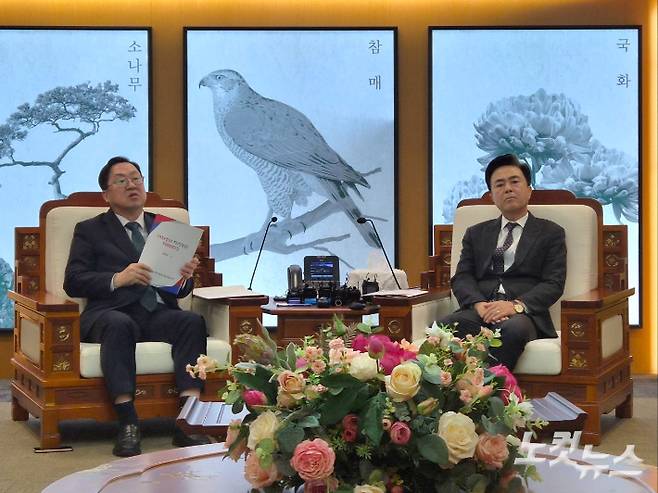 이장우 대전시장(왼쪽)과 김태흠 충남지사가 24일 오전 충남도청에서 대전·충남 행정통합과 관련한 회동을 가진 가운데, 이장우 시장이 기존 발의된 행정통합 특별법안을 들고 설명하고 있다. 김정남 기자