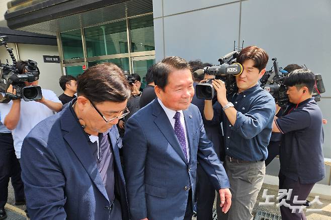 법정 떠나는 신경호 강원특별자치도교육감. 구본호 기자