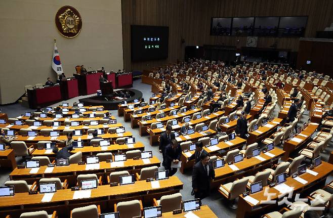 국민의힘 장동혁 대표가 22일 국회 본회의에서 더불어민주당이 발의한 '내란전담재판부 설치법'(내란·외환·반란 범죄 등의 형사절차에 관한 특례법안)에 대한 필리버스터(무제한 토론을 통한 합법적 의사진행 방해)를 시작하자 더불어민주당 의원들이 본회의장을 빠져나가고 있다. 황진환 기자