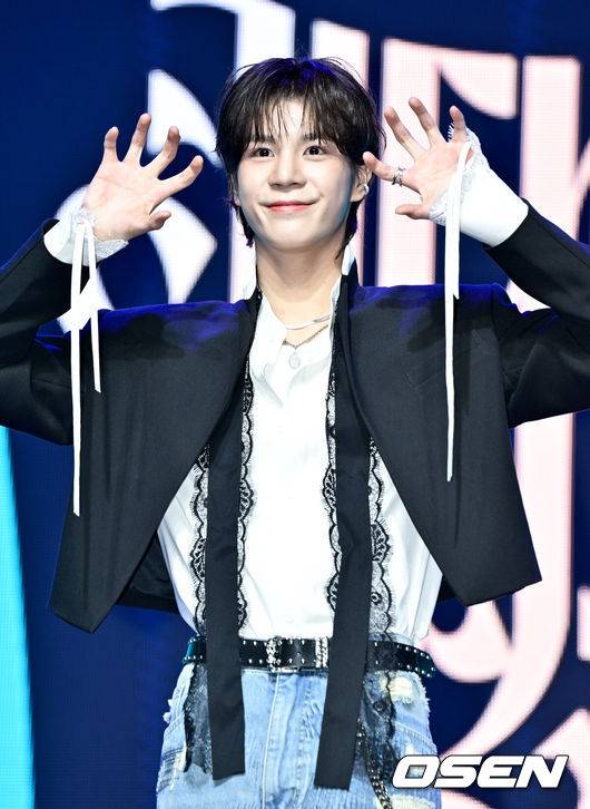 [OSEN=조은정 기자]가수 정동원의 두 번째 정규 앨범 '키다리의 선물' 발매 기념 쇼케이스가 13일 오후 서울 용산구 이촌동 노들섬 라이브하우스에서 열렸다. 정동원의 새 정규 앨범 '키다리의 선물'은 오늘(13일) 오후 6시 각종 음원 사이트를 통해 발매된다. 이는 지난 2021년 11월 발매된 '그리움, 아낌없이 주는 나무' 이후 약 3년 만의 정규앨범이다. '그리움, 아낌없이 주는 나무'가 음악을 시작할 수 있도록 해준 할아버지에 대한 감사와 그리움을 담았다면, 이번 앨범은 팬들에게 전하는 특별한 메시지를 담고 있다. 정동원이 포즈를 취하고 있다. 2024.03.13 /cej@osen.co.kr