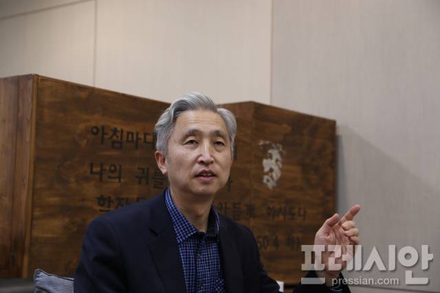 ▲ 금교성 영주제일교회 담임목사가 교회의 사역 방향과 성탄절의 의미에 대해 설명하고 있다. 교회는 복음의 본질을 지키면서도 시대와 지역사회에 응답하는 변화를 강조하고 있다. ⓒ 프레시안(최홍식)