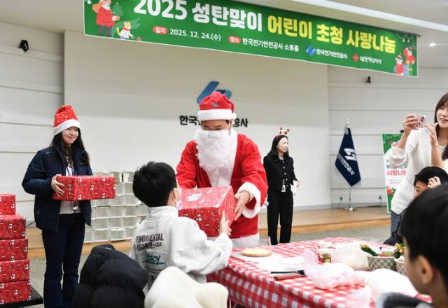 ▲전북자치도 혁신도시에 본사를 둔 한국전기안전공사(사장 남화영)에 산타가 등장해 아이들에게 선물을 주는 풍경이 벌어졌다. ⓒ한국전기안전공사