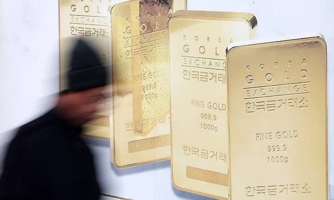 금값이 고공행진 중인 24일 서울 종로구 한국금거래소 종로본점 앞으로 시민이 지나가고 있다. 뉴스1