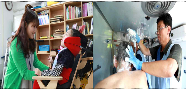 기획재정부가 2023년 9월 이달의 사회적협동조합으로 선정한 휴먼케어가 장애인과 어르신에게 봉사활동을 하고 있다. 사진제공=기재부