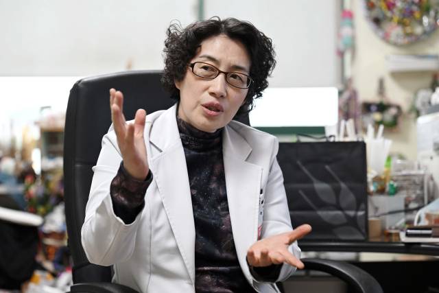 최영아 서울시립서북병원 내과 전문의가 24일 서울 은평구 서울시립서북병원에서 진행된 서울경제신문과의 인터뷰에서 노숙인 치료에 대해 설명하고 있다. 조태형 기자