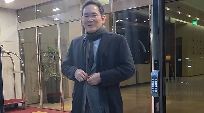 이재용 삼성전자 회장이 미국 출장을 마치고 지난 15일 서울 강서구 김포비즈니스항공센터를 통해 입국하고 있다. ⓒ연합뉴스