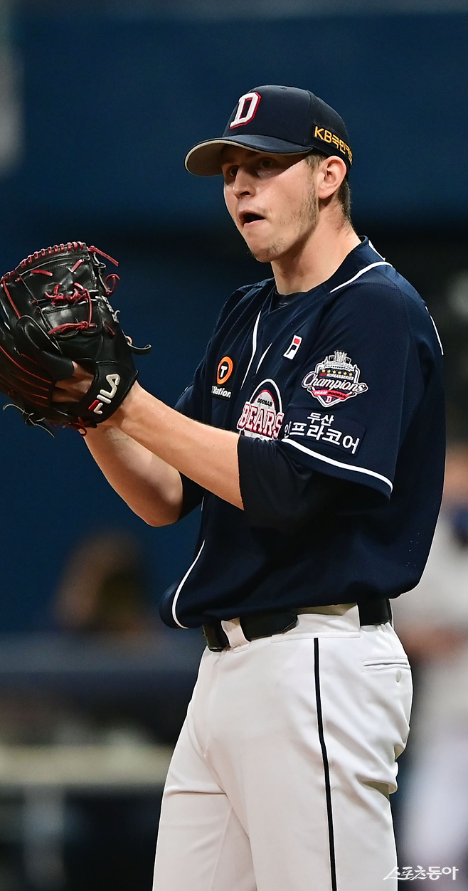 2020년 이후 6년만에 두산 유니폼을 입은 크리스 플렉센은 팀의 에이스 역할을 해야 한다는 책임감이 크다. 그가 절대적 에이스로서 역할을 해줘야 두산도 올해 9위에 그쳤던 아쉬움을 씻을 수 있다. 스포츠동아 DB