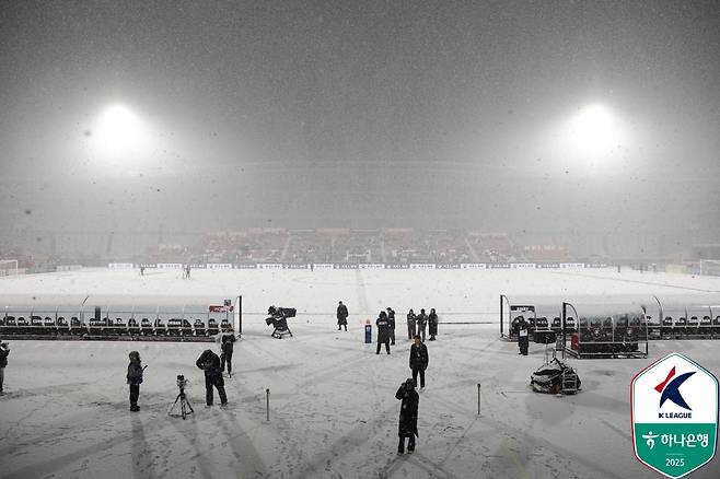 지난 4일 부천FC와 수원FC의 승강 플레이오프 1차전이 열릴 예정이었던 부천종합운동장. 당시 경기는 폭설로 인해 경기가 취소됐다. /사진=한국프로축구연맹 제공