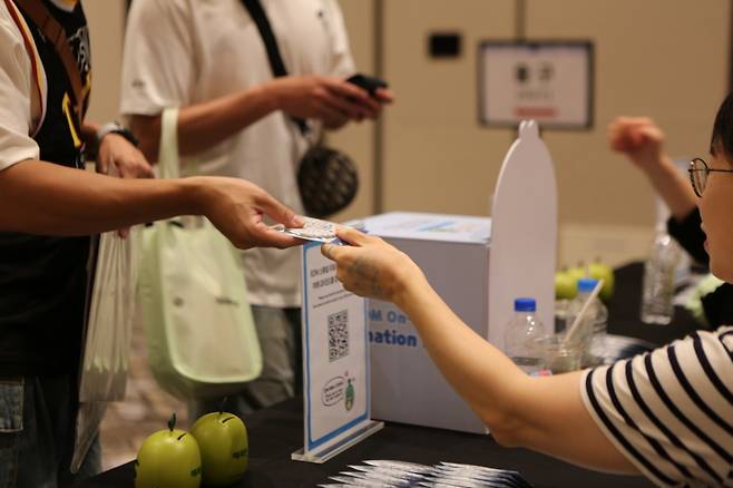 EDM Giving Project 트와이스 콘서트 현장 부스/사진제공=JYP엔터테인먼트