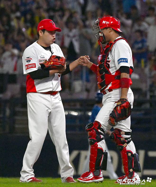 24일 오후 광주기아챔피언스필드에서 열린 '2024 신한 SOL Bank KBO리그' 삼성 라이온즈와 KIA 타이거즈의 경기, KIA가 김도영, 윤도현, 박찬호의 활약, 김도현의 호투에 힘입어 삼성에 7:1 승리를 거두며 2연승을 기록했다.  이날 경기에서 승리한 KIA 선수들이 기뻐하고 있다. 엑스포츠뉴스 DB