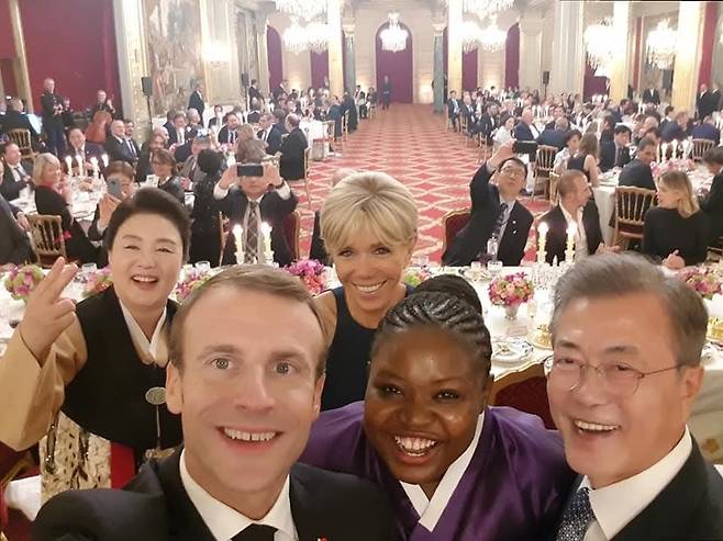 2018년 한·프랑스 정상 만찬서 공연하고 양국 정상 내외와 '셀카' [로르 제공. 재판매 및 DB 금지]