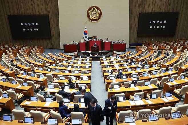 국민의힘 최수진 의원, 정보통신망법 필리버스터 시작 (서울=연합뉴스) 신현우 기자 = 국민의힘 최수진 의원이 23일 국회에서 열린 12월 임시국회 본회의에서 정보통신망 이용촉진 및 정보보호 등에 관한 법률 일부개정법에 대한 무제한 토론을 하고 있다. 2025.12.23 nowwego@yna.co.kr