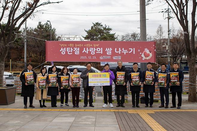 동대문구청 광장에 '사랑의 쌀'…동안교회 27t 기부 동대문구는 지난 23일 이문동 동안교회와 동안복지재단이 취약계층을 위해 백미 2만7천㎏(7천695만원 상당)을 기탁해왔다고 24일 밝혔다. 이필형 동대문구청장(사진 중앙 오른쪽)과 김형준 동안교회 담임목사(사진 중앙 왼쪽) 등이 기념 촬영을 하고 있다. [동대문구 제공. 재판매 및 DB 금지]