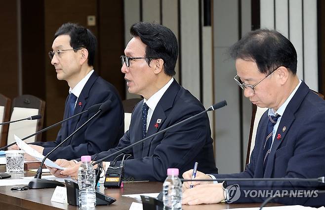 김민석 총리, 자살 예방 관계 장관회의 주재 (세종=연합뉴스) 배재만 기자 = 김민석 국무총리가 24일 정부세종청사 총리실 회의실에서 자살 예방 관계 장관회의를 주재하고 있다. 2025.12.24 scoop@yna.co.kr