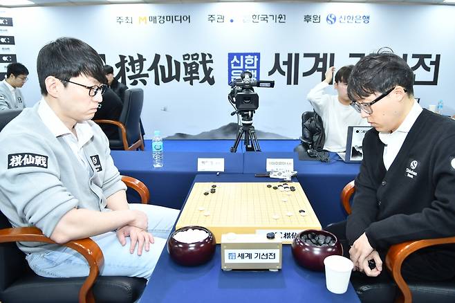 박진솔(왼쪽) 9단이 이야마 유타 9단에게 승리했다. [한국기원 제공. 재판매 및 DB 금지]