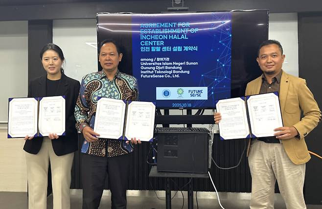 ▲지난 10월 인천의 푸드테크 기업 퓨처센스㈜와 인도네시아 할랄청 관계자들이 '인천 할랄 센터 설립을 위한 협약식' 후 기념촬영을 하고 있다./사진제공=퓨처센스㈜
