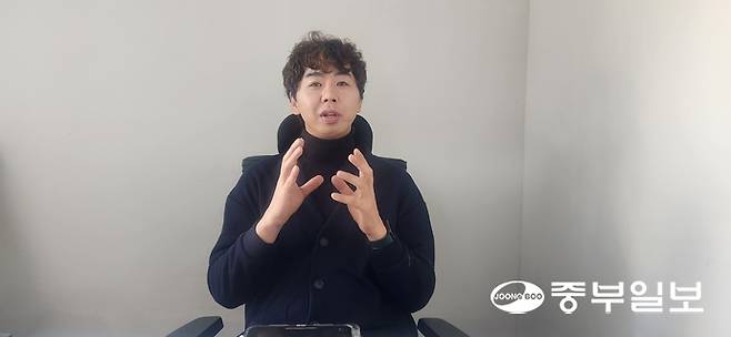 배치환 남문로데오시장상인회 수석부회장이 남문로데오시장 상권에 대해 소개하고 있다. 신연경기자