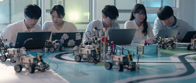 국립한밭대는 우주국방첨단융합학과와 빅데이터헬스케어융합학과, 반도체시스템공학과를 신설해 우주국방, AI, loT, 나노기술, 로봇 등 미래 유망 신산업분야를 이끌 전문 기술인력을 양성하고 있다. /국립 한밭대 제공