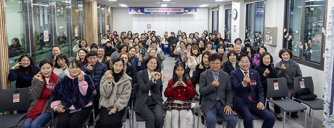 최충규 대덕구청장(사진 가운데)과 건강가정·다문화가족 발전 유공 대상자 및 관계자가 20일 '2025년 대덕구 가족센터 성과공유회'에서 표창 수여식을 마친 후 기념 촬영을 하고 있다. (사진= 대전 대덕구)
