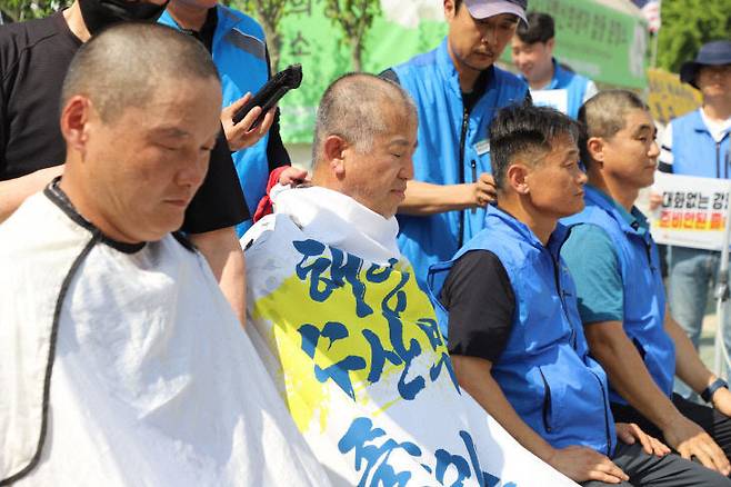 국가공무원노조 해양수산부 노조가 지난 7월 서울 국정기획위원회 앞에서 삭발·단식 투쟁에 나서고 있는 모습. /해수부 노조 제공