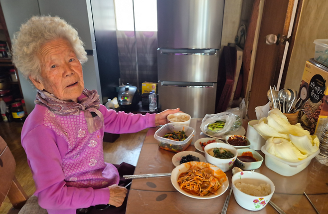 최금선(91)할머니가 점심을 차려줬다.