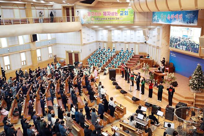 대흥교회 등 개신교계 각 교회에서는 24일 밤과 25일 오전 성탄 축하 예배를 열고 성가대 찬양, 성경 봉독, 설교를 통해 예수 탄생의 기쁨을 나눴다. 울산시 제공