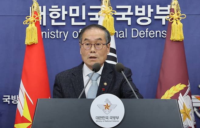 이용철 방위사업청장이 24일 서울 용산구 국방부 브리핑룸에서 한국형 차기 구축함(KDDX) 사업추진방안 결정 내용 설명을 하고 있다. 연합뉴스