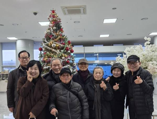 '청춘불패' 어르신 7명과 조아라(앞줄 맨 왼쪽) 김해FM 대표가 지난 24일 송년모임을 하고 기념촬영을 하고 있다. /김해FM