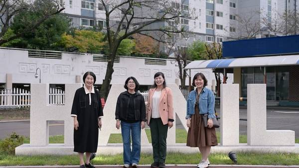 영화<다시 부르는 소녀들의 이름>에 등장하는 한일여실고 졸업생들. (왼쪽부터) 천은미, 하명숙, 정선아, 김민정 씨가 한일여실고(현 한일전산여자고등학교)에 있다. /빛공방